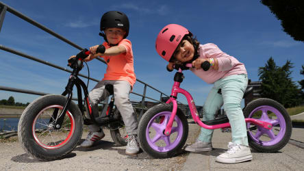 Kinder mit Laufrad