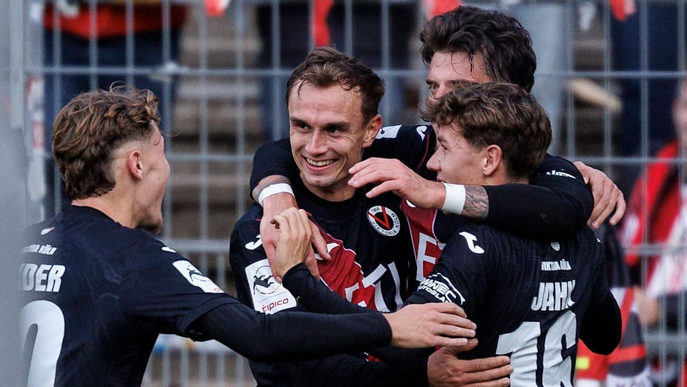 Kilian Jakob (Mitte) sorgte beim 3:1 gegen Verl für die Vorentscheidung - und wurde dafür von seinen Kollegen gefeiert.