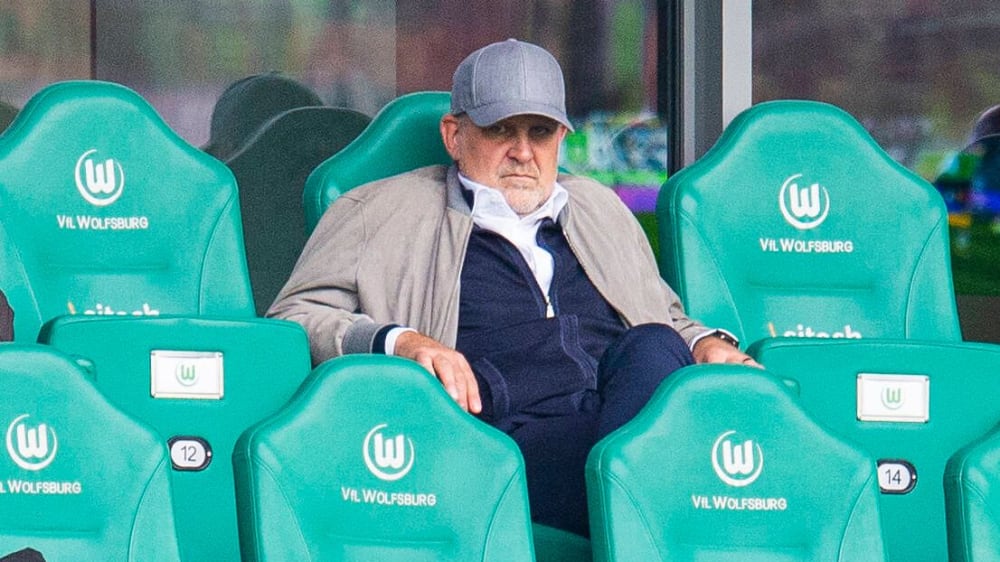 Innere Einkehr: Jörg Schmadtke auf der Tribüne mit tief heruntergezogenem Cap.