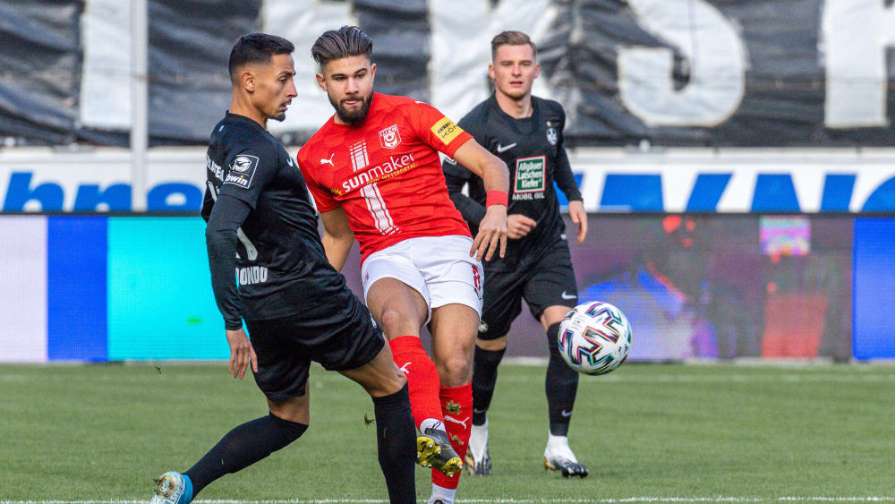 Torschützen unter sich: Kaiserslauterns Kenny Prince Redondo (li.) und Halles Antonios Papadopoulos (in Rot) im Zweikampf.