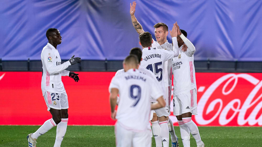Hier, ich war's: Toni Kroos feiert sein erstes Saisontor mit den Kollegen.