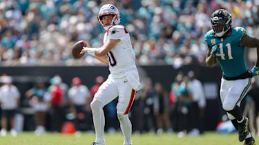 JACKSONVILLE, FL - SEPTEMBER 27: Drake Maye 10 of the New England Patriots throws a pass during the game between the Jacksonville Jaguars and the New England Patriots on September 27, 2026 at EverBank Stadium in Jacksonville, Fl. (Photo by David Rosenblum Icon Sportswire) NFL, American Football Herren, USA SEP 27 Patriots at Jaguars EDITORIAL USE ONLY Icon260927006033