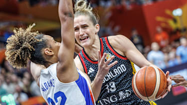 Basketball, Frauen: WM, Frankreich - Deutschland, K.o.-Runde, Halbfinale. Marieme Badiane (l, Frankreich) kämpft gegen Leonie Fiebich (r, Deutschland) um den Ball.