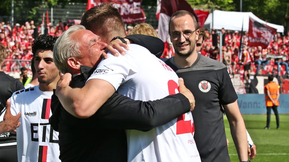 Sichtliche Erleichterung nach Spielende: Olaf Janßen umarmt Torschütze Marco Fritz.
