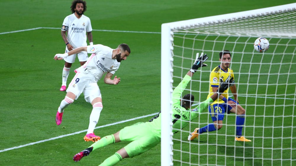 Saisontore 20 und 21: Karim Benzema trifft in Cadiz.
