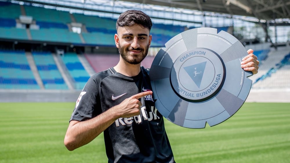 Ehrung Umut Gueltekin (RBLZ) Umut Gueltekin von RBLZ Gaming, dem Esport-Team von RB Leipzig, bekommt die Meisterschale der Virtual Bundesliga 9. Juni 2021: Leipzig, Red Bull Arena. Ehrung Umut Gueltekin *** Honour Umut Gueltekin RBLZ Umut Gueltekin of RBLZ Gaming, the Esport Team of RB Leipzig, gets the championship cup of the Virtual Bundesliga 9 June 2021 Leipzig, Red Bull Arena Honour Umut Gueltekin
