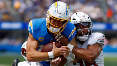 Die hochfavorisierten L.A. Chargers um Quarterback Justin Herbert mussten sich zum Auftakt in die neue NFL-Saison den Arizona Cardinals mit 26:14 geschlagen geben.
