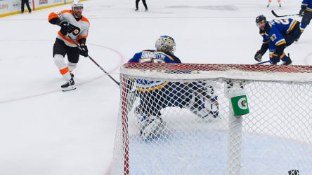 Philadelphias Jakub Voracek (l.) erzielt den Siegtreffer in St. Louis.