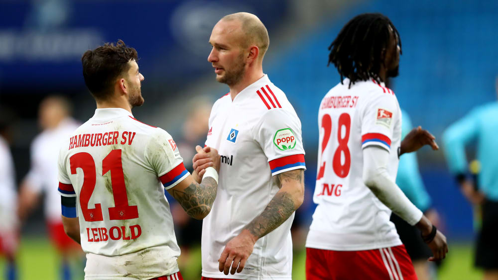 Zwei defensive Stützen des HSV im Gespräch: Tim Leibold und Toni Leistner freuen sich über den Sieg gegen Regensburg und die Tabellenführung.