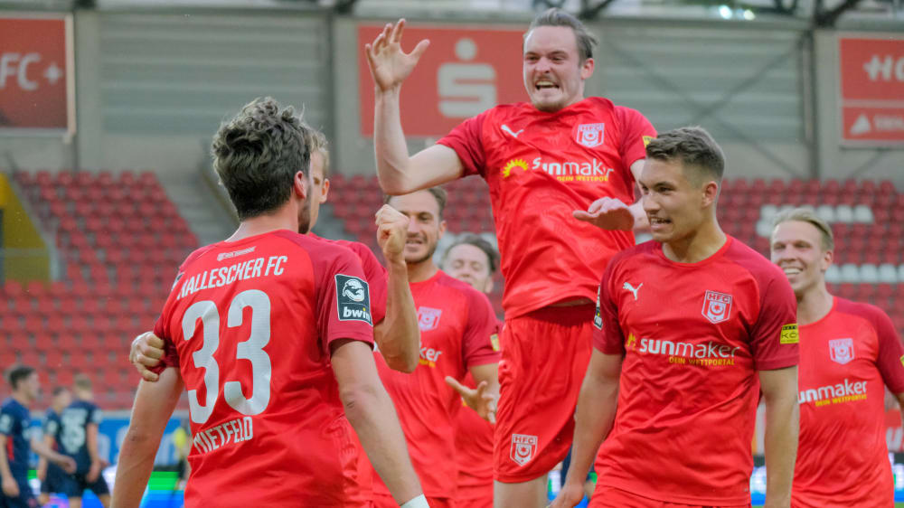 Die Spieler des Halleschen FC feiern die 1:0-Führung gegen Kaiserslautern.