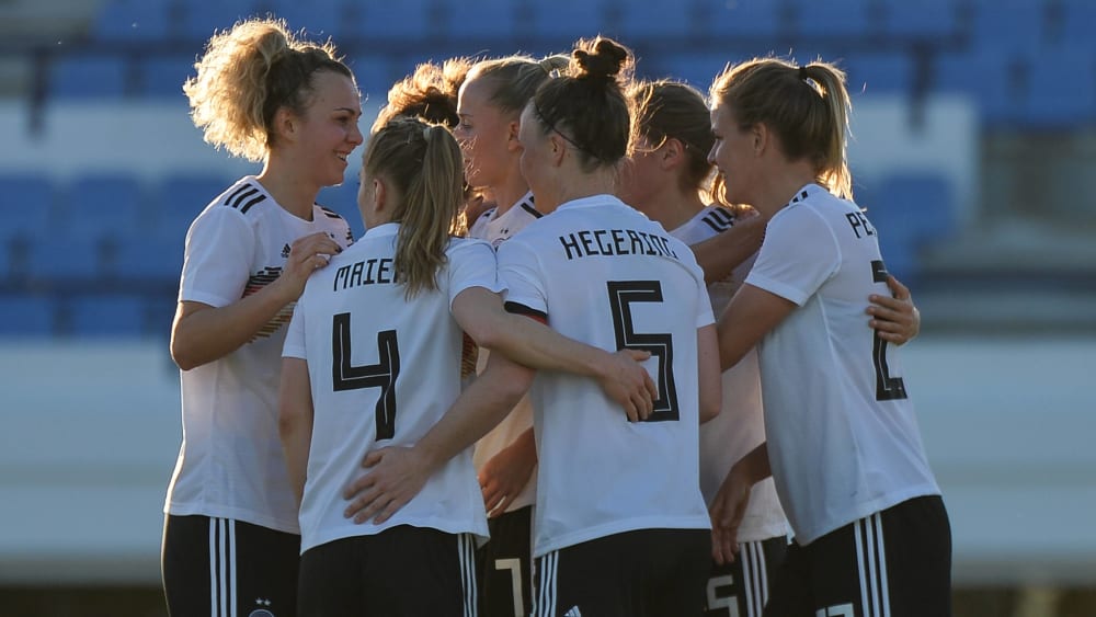 Jubeltraube: Mit einer souveränen Leistung zog die DFB-Elf ins Finale des Algarve-Cups ein.