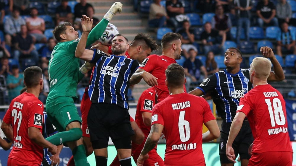 Oft mittendrin im Geschehen: Kölns Keeper Sebastian Mielitz (in Grün).