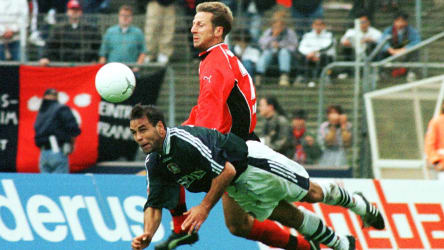 Tiefflieger: Ulf Kirsten, hier im Duell mit Frankfurts Uwe Bindewald, beim Flugkopfball.