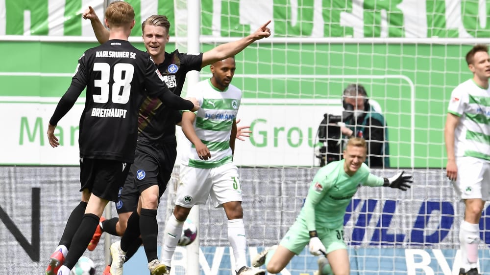 Karlsruhes Marco Thiede freut sich über das 2:1, Fürths Sascha Burchert (re.) ist nach seinem Torwartfehler bedient.