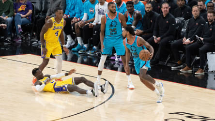 Wenig erfolgreich: Dennis Schröder (am Boden) gelang gegen die Phoenix Suns lediglich ein Assist.