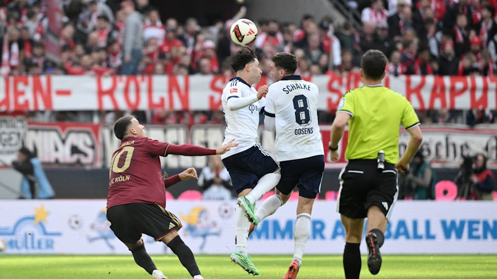 Prallten in der Luft mit den Köpfen zusammen: Die Schalker Soufiane El-Faouzi und Robin Gosens
