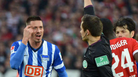 Nicht einverstanden: Sandro Wagner protestiert auf unangemessene Art und Weise
