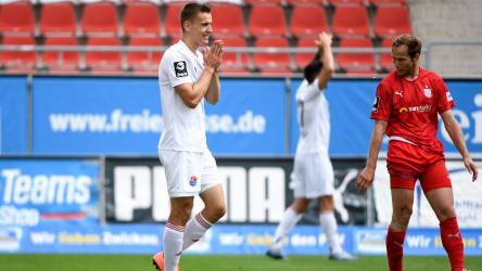 Florian Dietz von der SpVgg Unterhaching (li.) ärgert sich über eine vergebene Torchance.