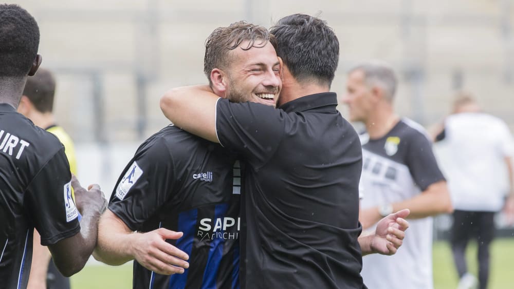 Freut sich mit seinem Trainer über den Last-Minute-Sieg: Dominik Nothnagel (l.).