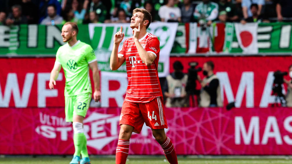 Dank nach oben: Josip Stanisic erzielte in Wolfsburg sein erstes Bundesligator.