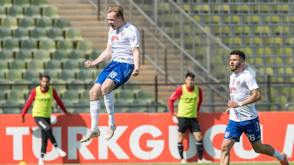Jubel über sein Führungstor: Uerdingens Gustav Marcussen (#18).