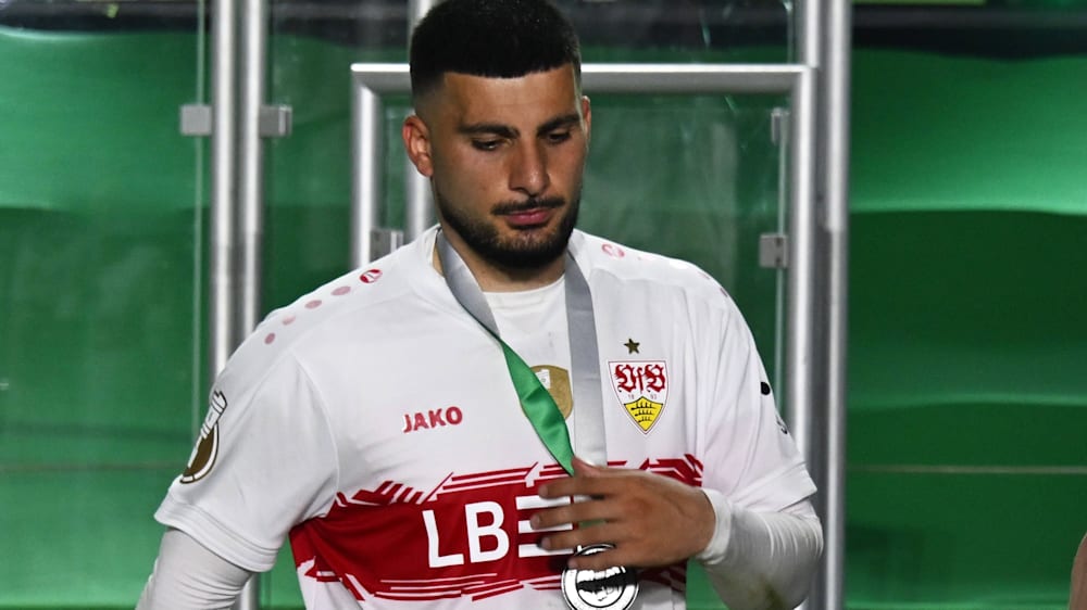 O jogador nacional do Stuttgart, Deniz Undav, com a medalha de prata após a derrota do VfB na final da copa em Berlim.