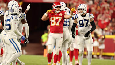 Travis Kelce (87) von den Kansas City Chiefs signalisiert nach einem Catch und anschließendem Lauf im dritten Viertel ein First Down.