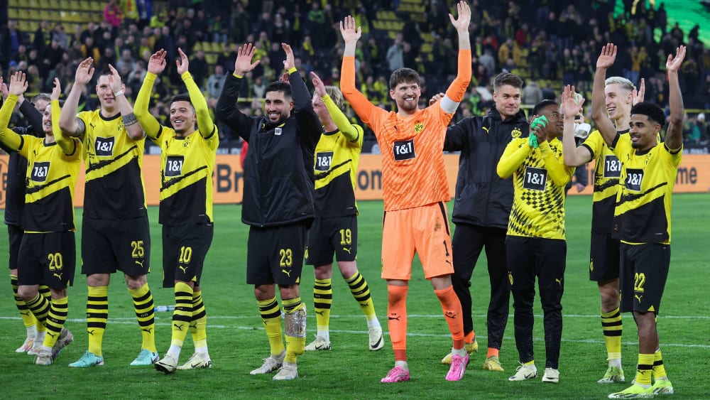 Die Dortmunder Spieler bedanken sich nach einem Spiel freudenstrahlend bei den Fans