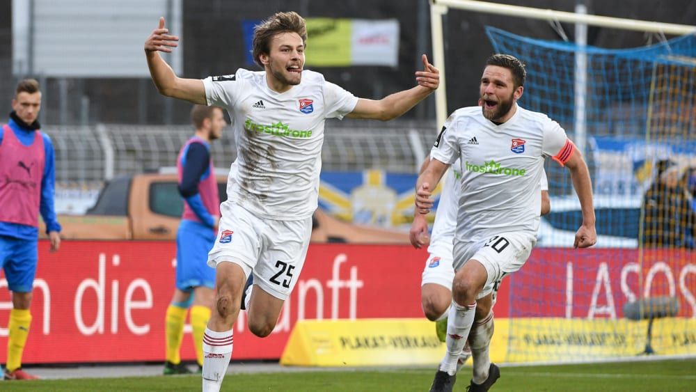 Unterhachings Paul Grauschopf bejubelt seinen Treffer zum 3:0 in Jena.
