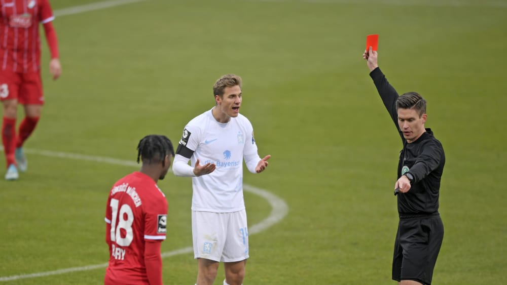 Schlüsselszene mit Diskussionsbedarf: Dennis Dressel wird vom Unparteiischen Patrick Hanslbauer nach seinem Foul an Erhardt mit Rot vom Platz gestellt.