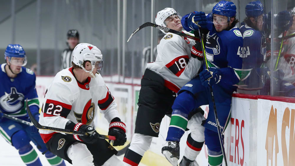 Tim Stützle (#18) checkt Vancouvers Quinn Hughes in die Bande: Für die Senators gab es am Montag wenig zu holen.