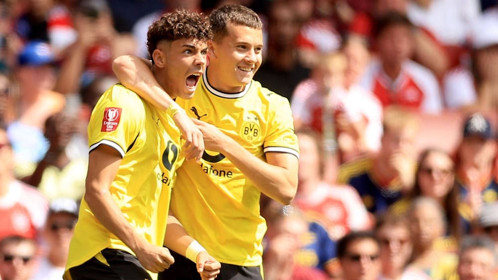 Zwei von vielen: Samuele Inacio und Konstantino Karetsas von Borussia Dortmund bejubeln den ersten Treffer beim FC Arsenal.