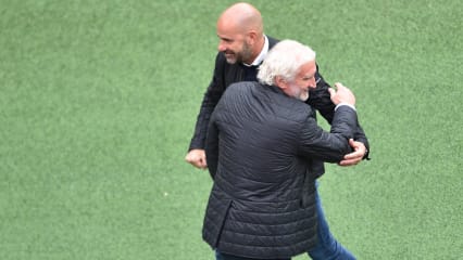 Leverkusens Sport-Geschäftsführer Rudi Völler (re.) steht trotz Kritik zu seinem Trainer Peter Bosz.