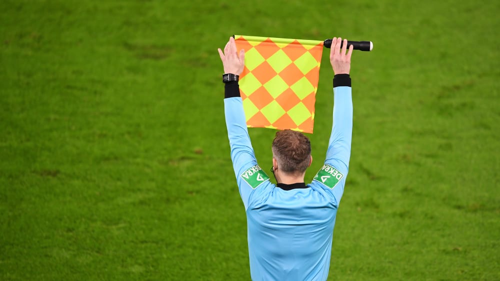 Der Assistent zeigt einen Wechsel an: Auch die DFL könnte nach dem FIFA-Vorschlag fünf Wechsel pro Partie erlauben.