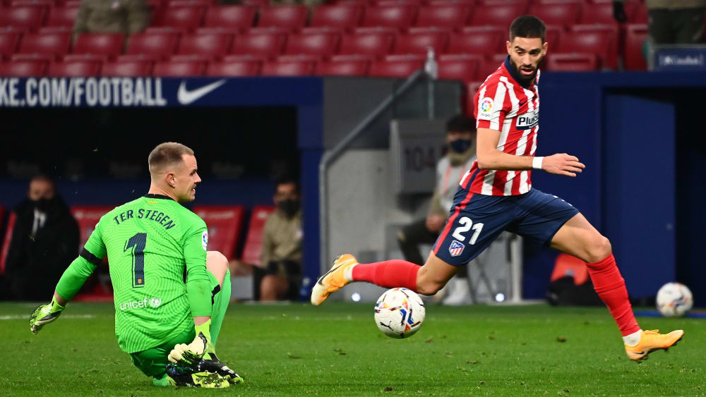 Marc-André ter Stegen verschätzt sich gegen Yannick Carrasco.