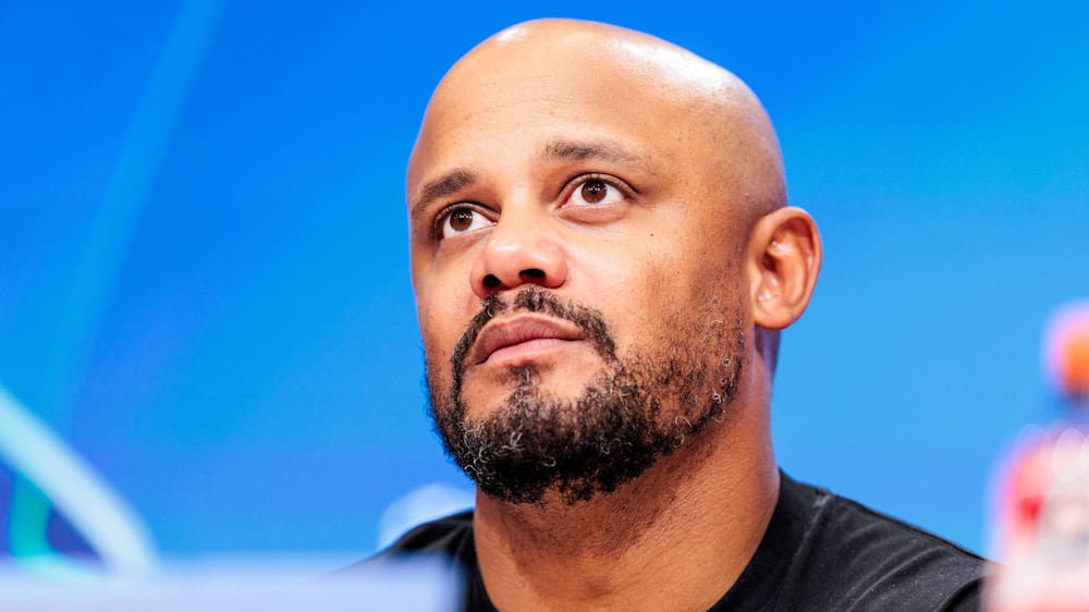 Wird den Bayern beim Topspiel in Freiburg fehlen: Trainer Vincent Kompany befindet sich im Krankenhaus.