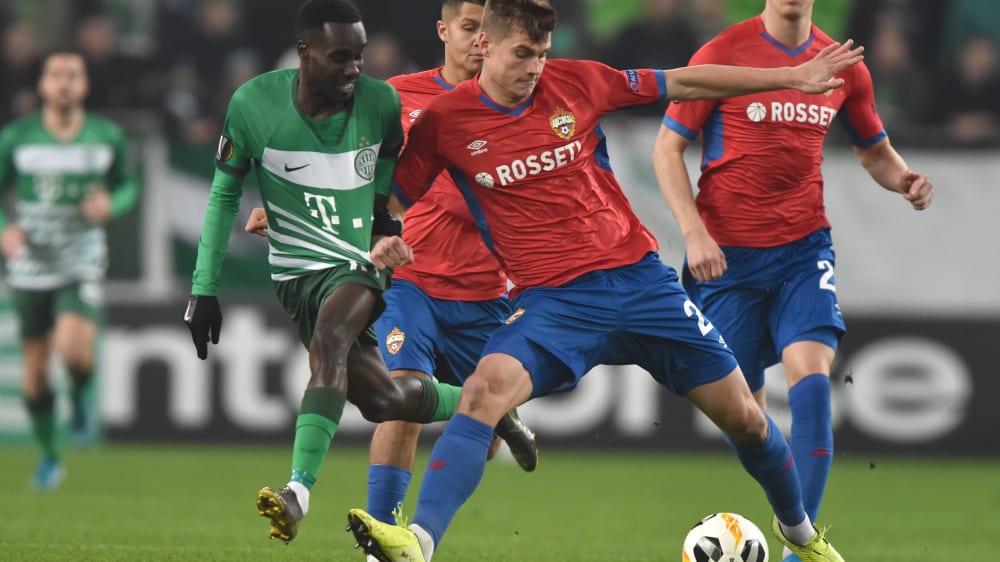 Jaka Bijol (am Ball) wird in der kommenden Saison für Hannover auflaufen.