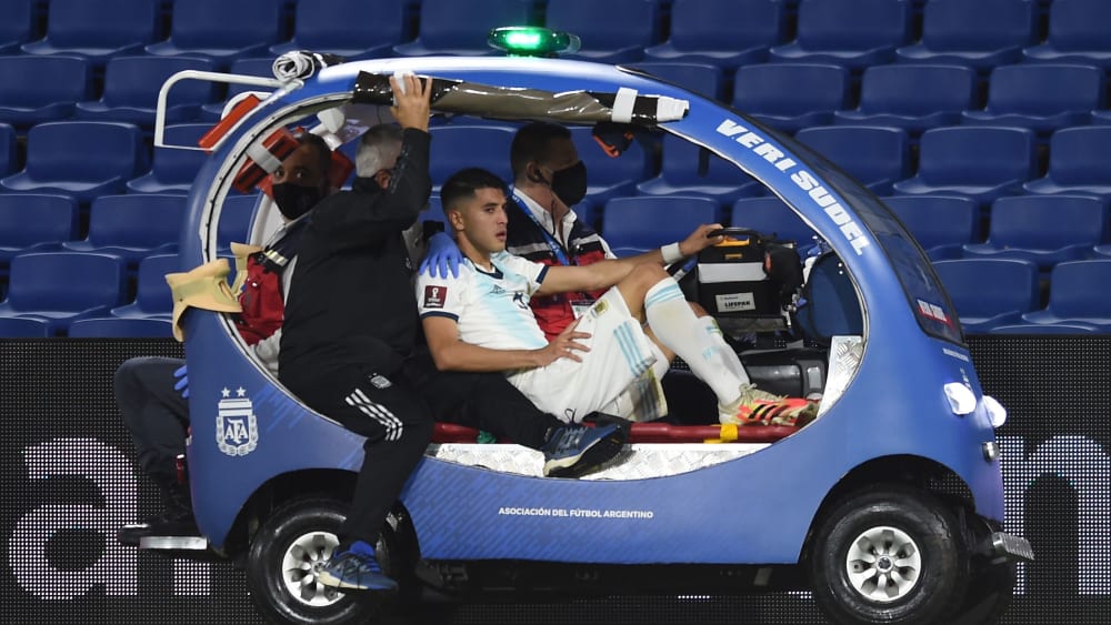 Hart getroffen: Exequiel Palacios bleibt verletzt liegen.