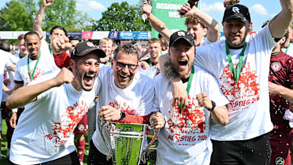 Aufstiegsjubel - mittendrin vor dem Meisterpokal  Fortuna-Coach Matthias Mink