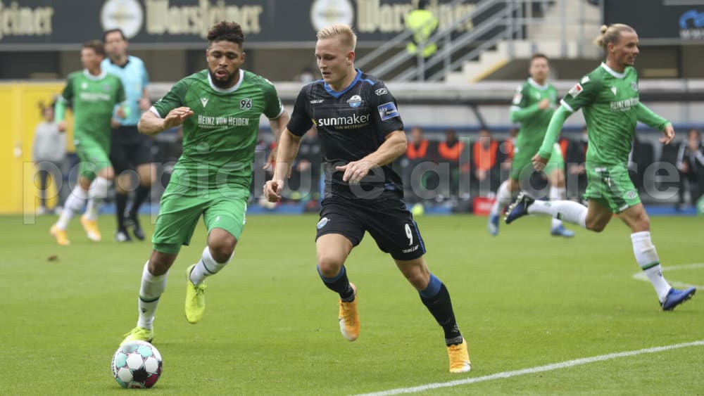Simon Falette (li.) kam in Paderborn erstmals für Hannover zum Einsatz.