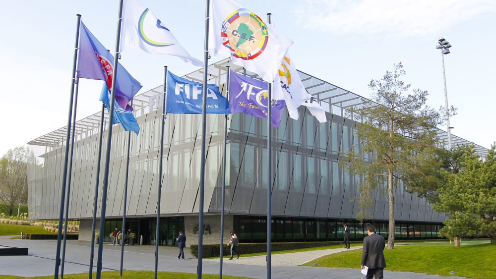 Die FIFA-Zentrale in Zürich - Norwegens Verbandschef fordert vom Weltverband eine Verbot von Transfers als Folge der Corona-Krise.