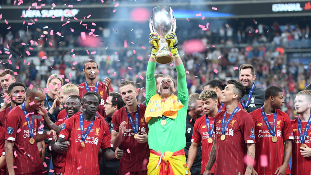 Überglücklich: Liverpools Torhüter Adrian stemmt den UEFA-Supercup in den Istanbuler Nachthimmel.