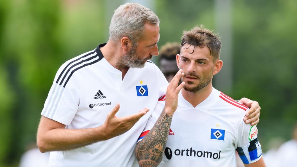 Der HSV - hier Trainer Tim Walter mit Tim Leibold - eröffnet die neue Zweitliga-Saison am Freitag auf Schalke. 