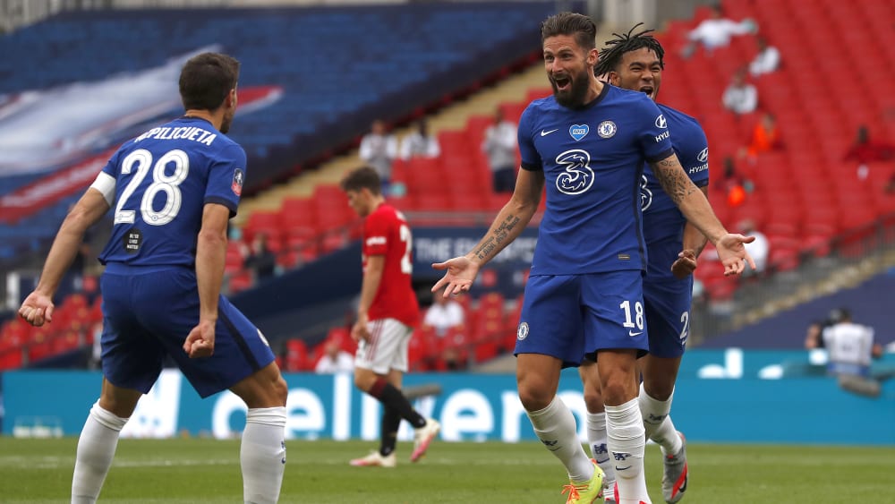Olivier Giroud (re.) jubelt.