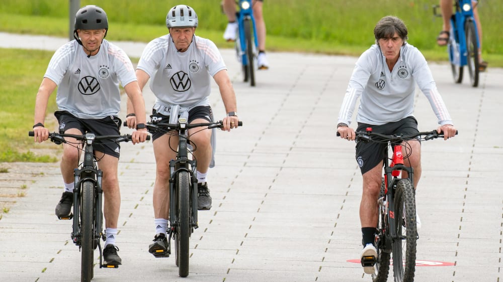 Etwas Entspannung, bevor es dann richtig losgeht: Marcus Sorg (v. li.), Andreas Köppke, Joachim Löw.