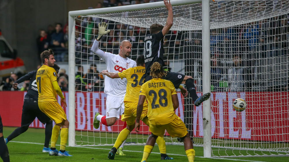 Der Kapitän hält den Fuß rein: David Abraham mit der Führung für die Eintracht.