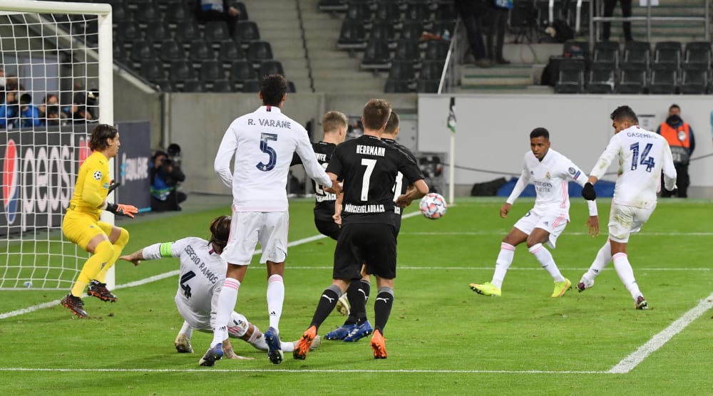 Der späte Schock aus Sicht der Gladbacher: Casemiro steht in der Nachspielzeit goldrichtig und erzielt den Ausgleich.