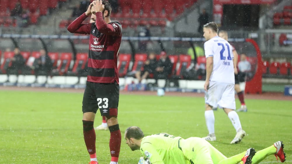 Auch Fabian Schleusener kann es nicht fassen: Der 1. FC Nürnberg verspielte gegen den KSC zum dritten Mal in Folge eine Führung.