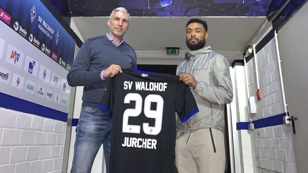 Für den SV Waldhof wird Gillian Jurcher (re., neben Sportdirektor Jochen Kientz) ab sofort mit der Rückennummer 29 auflaufen.