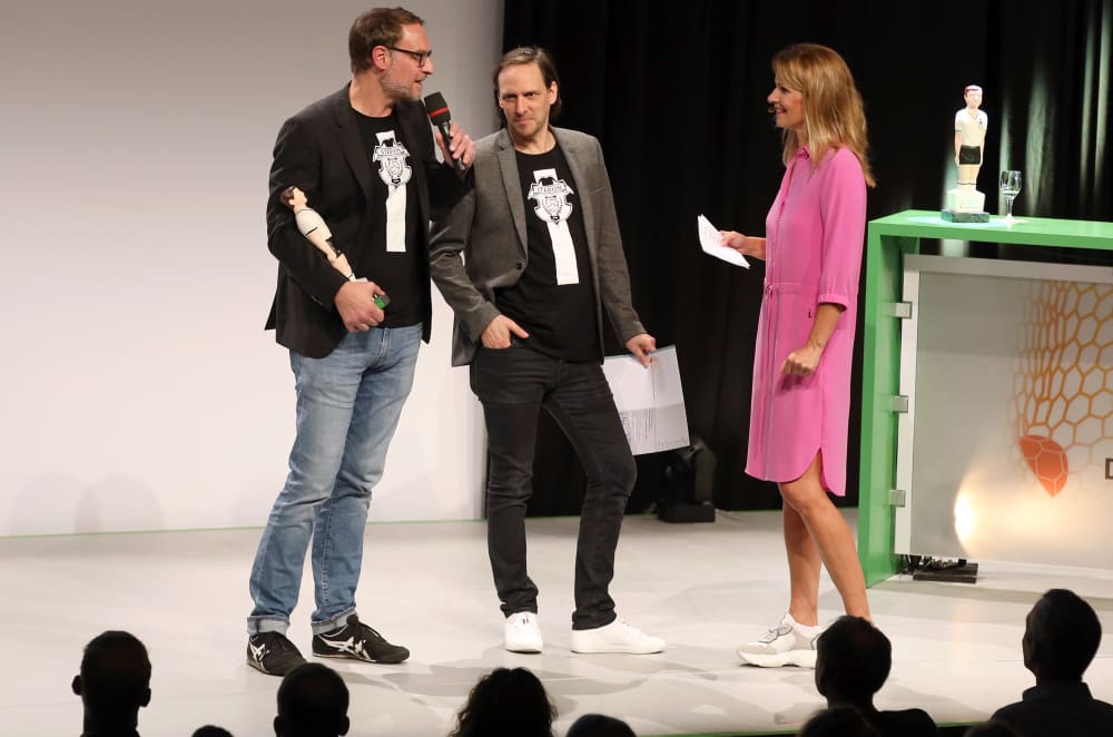 Gewinner des Fanpreises 2019: Die Betreiber der Fußballkneipe "Stadion an der Schleißheimer Straße" Michael Jachan (li.) und Holger Britzius bei der Preisverleihung.